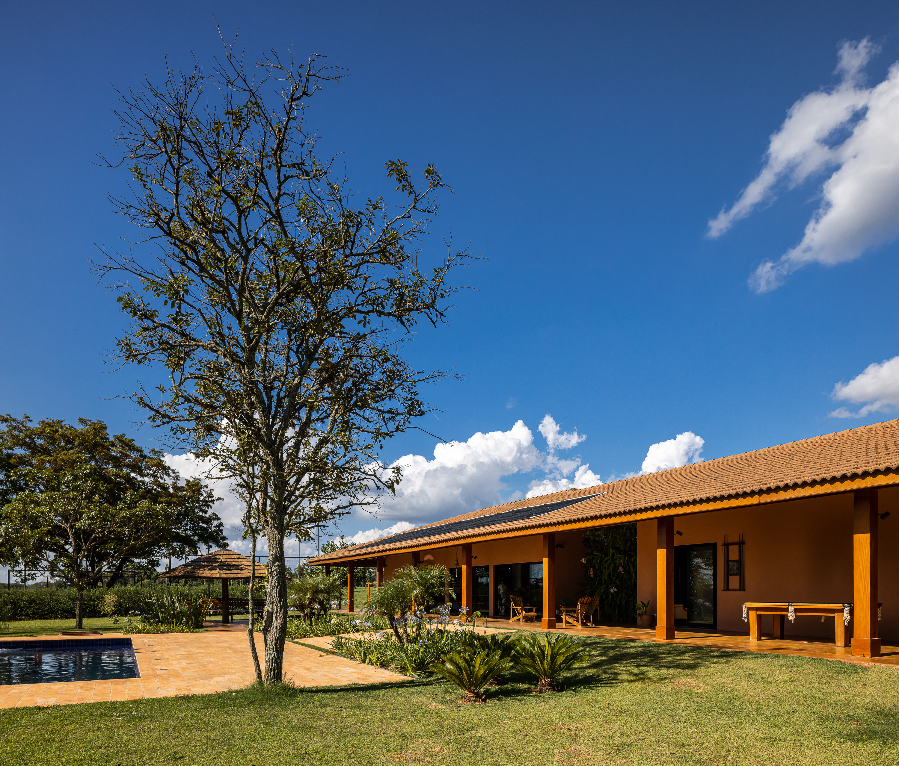 Projeto residencial Arq Besô — casa rural com piscina e paisagismo