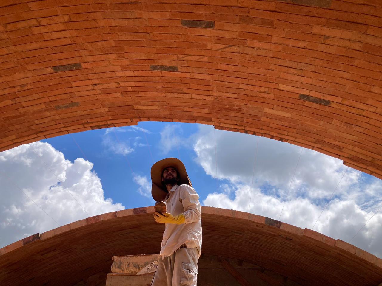 Obra em andamento — arco de tijolos artesanais
