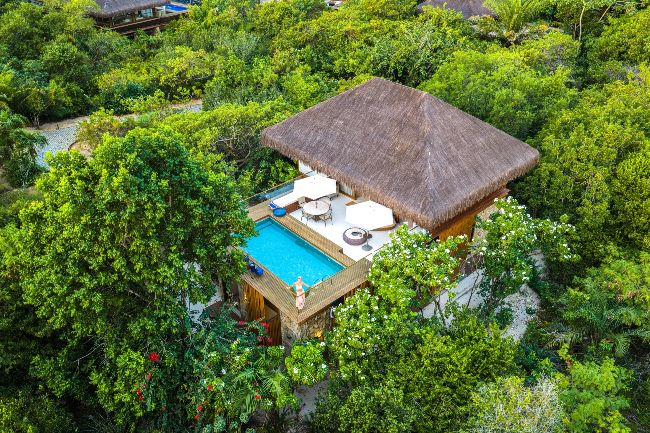 Vista aérea da Casa Tortuga e da piscina entre a mata, na Praia do Forte, Bahia