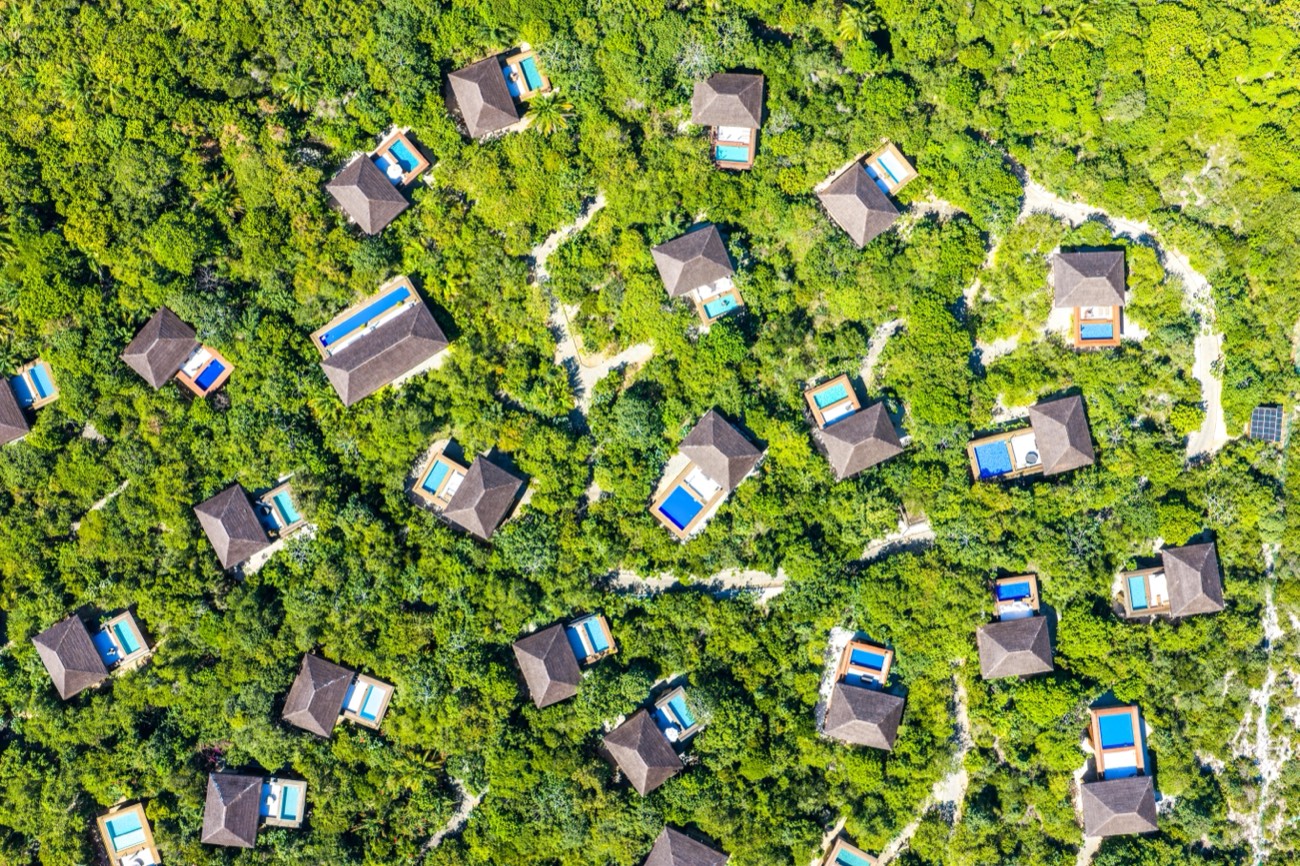 Vista aérea da Casa Tortuga entre a mata na Praia do Forte