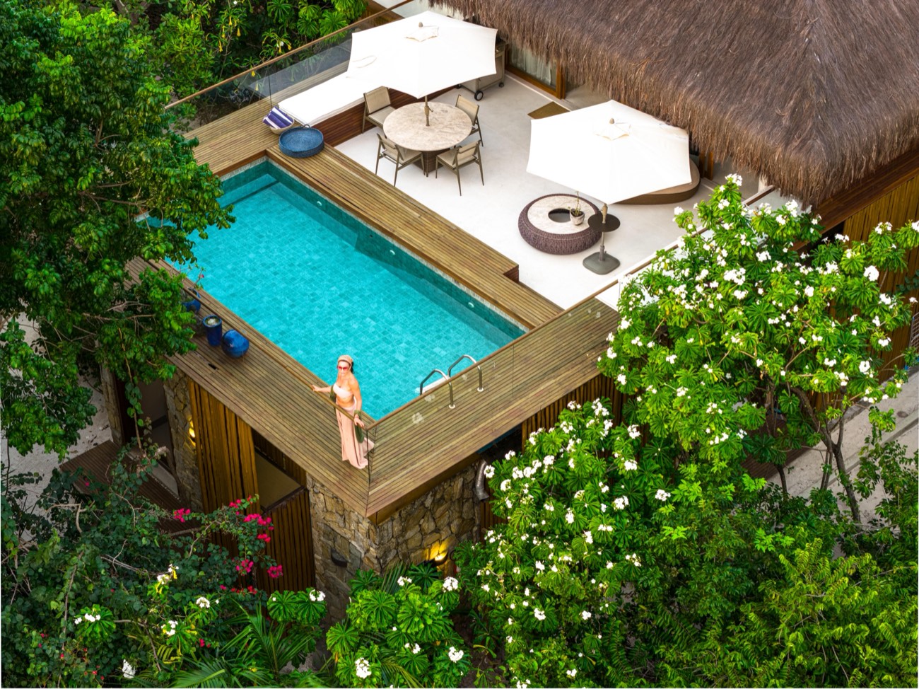 Piscina da Casa Tortuga entre as árvores, vista aérea