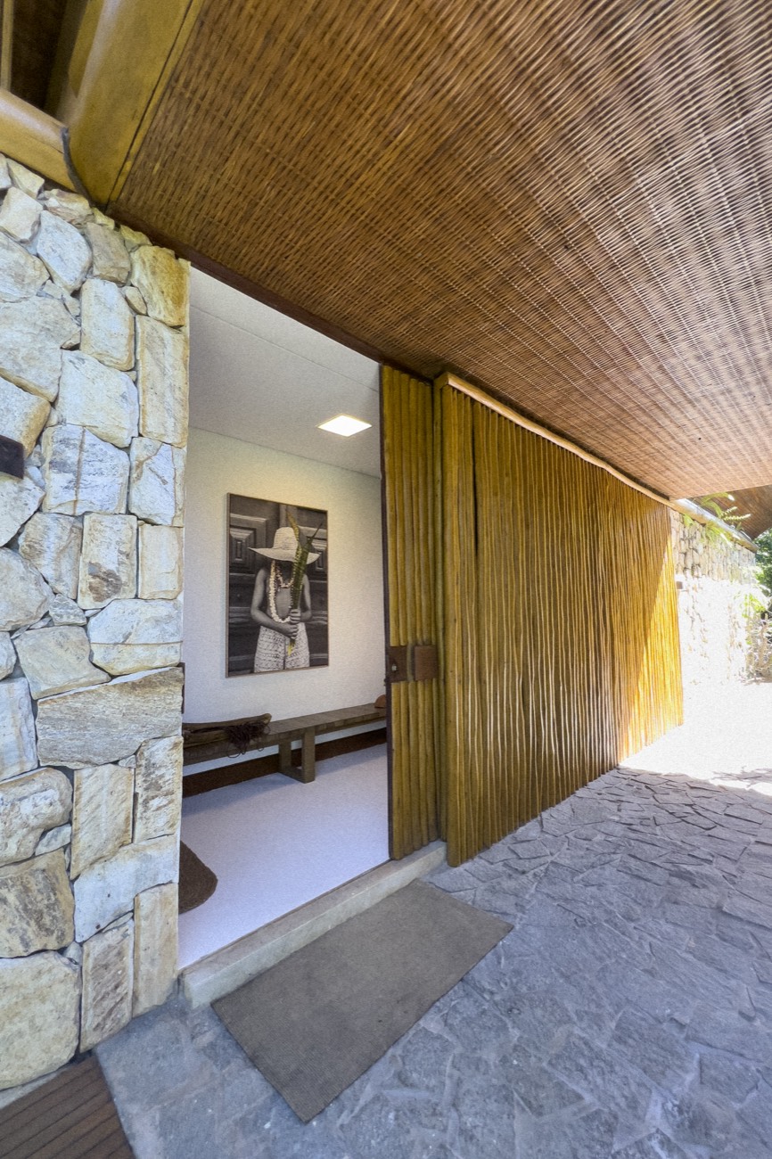 Entrada em pedra e madeira da Casa Tortuga